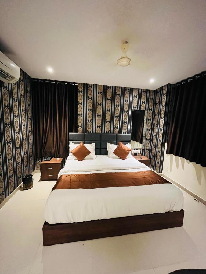 Hotel Nova Vesu Surat Exterior photo