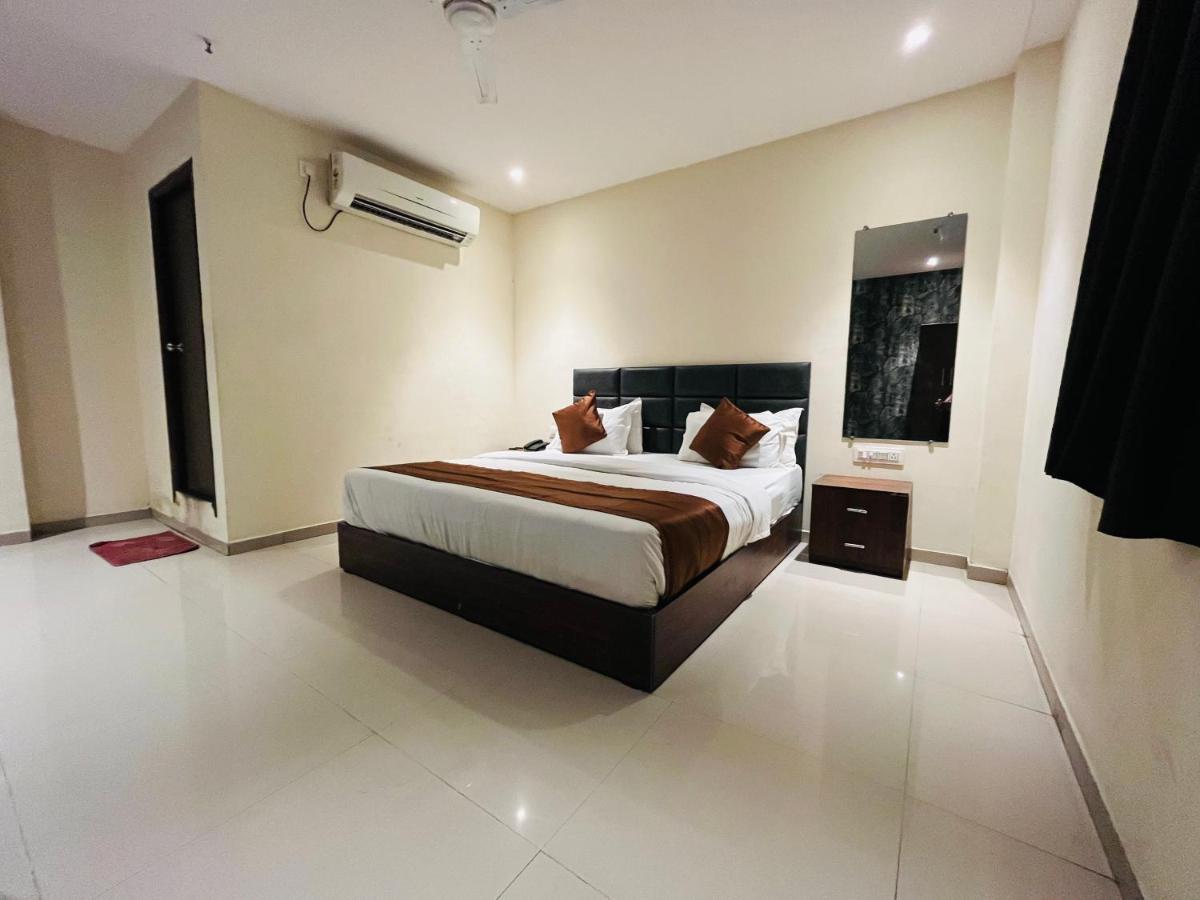 Hotel Nova Vesu Surat Exterior photo